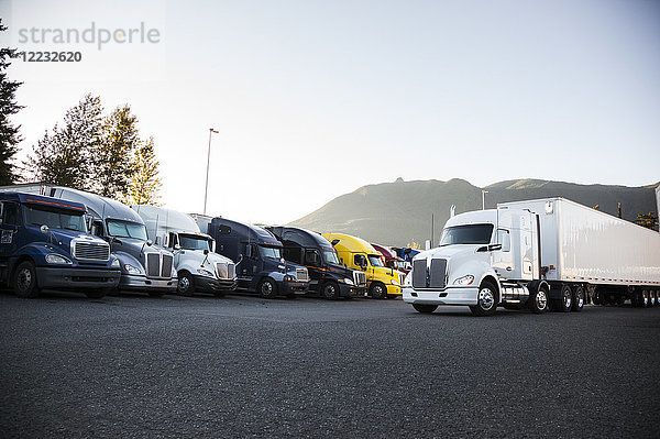 Lastwagen auf dem Parkplatz eines Truckstops in der Nähe von Seattle  Washington  USA