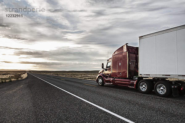Seitenansicht des Fahrerhauses eines Lastkraftwagens auf dem Highway im Osten von Washington  USA.