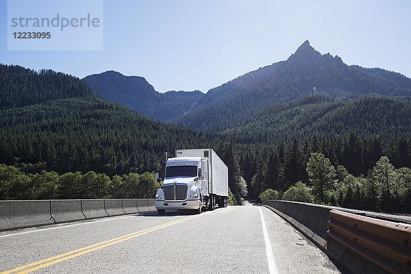 Lastwagen auf einer Autobahn in den Bergen östlich von Seattle  Washington USA