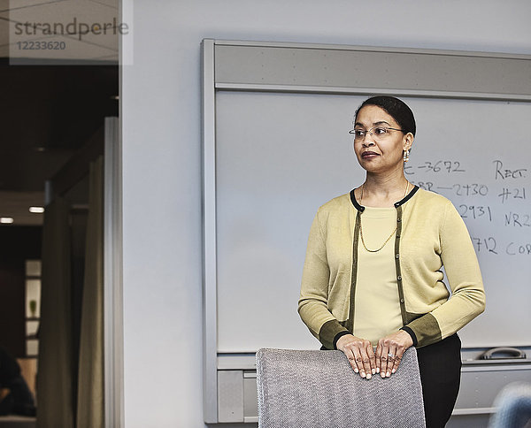 Schwarze Geschäftsfrau in einem Konferenzraum.