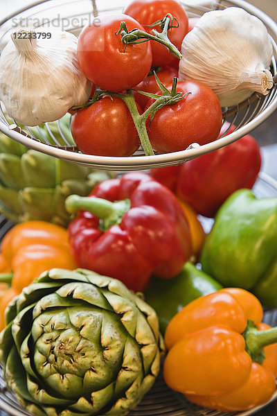 Buntes frisches Gemüse auf einer Arbeitsplatte in einer Küche.