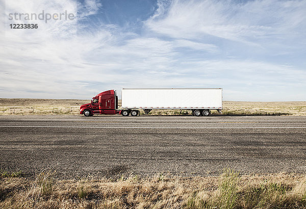 kommerzieller Lastwagen  der durch das hohe Wüstenland im Osten von Washington fährt  USA