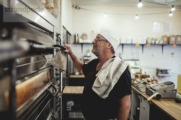 Senior Bäcker am Backofen in der Bäckerei
