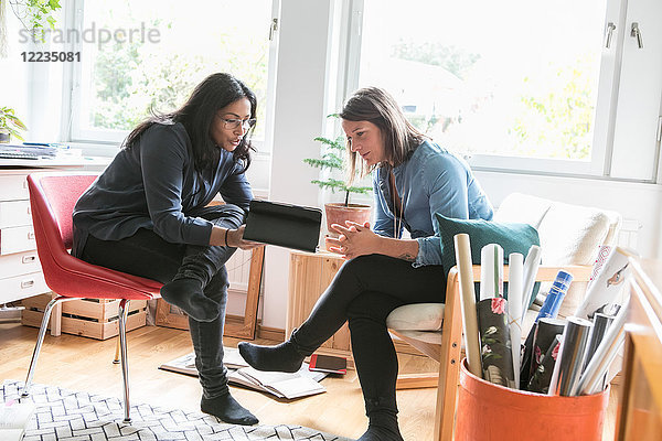 Designerinnen diskutieren über digitale Tabletts im Home-Office