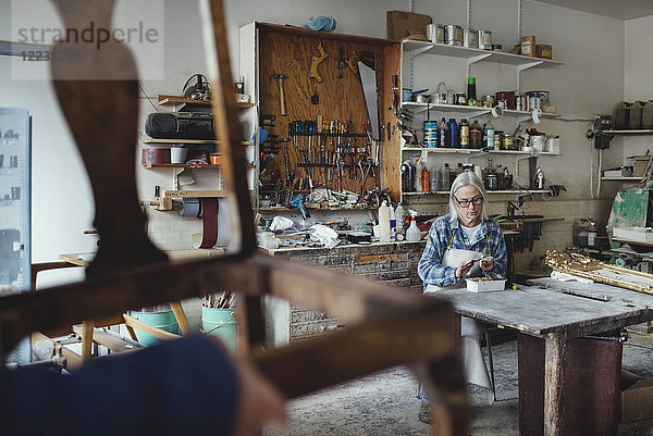 Leitender Handwerker in der Werkstatt