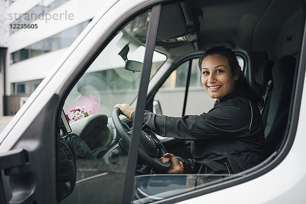 Porträt einer lächelnden Frau im Lieferwagen in der Stadt