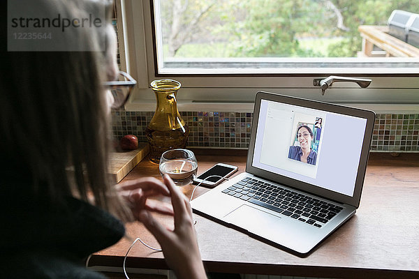 High-Winkel-Ansicht der Geschäftsfrau Videogespräche weiblichen Kollegen auf dem Laptop im Home-Office
