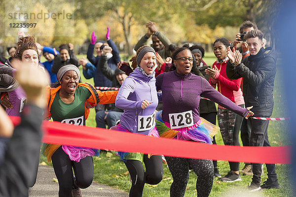 Begeisterte Läuferinnen im Tutus vor dem Ziel beim Benefizlauf