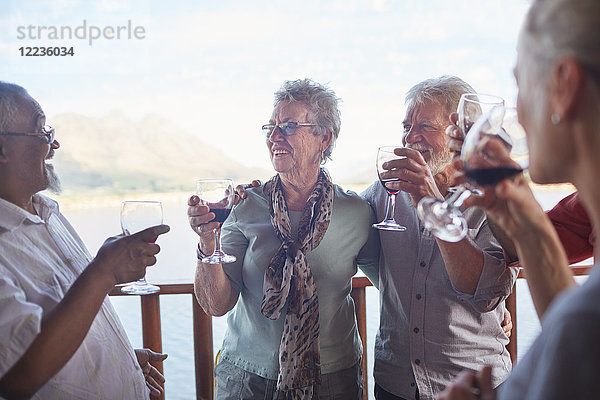 Glückliche aktive Seniorenfreunde beim Weintrinken