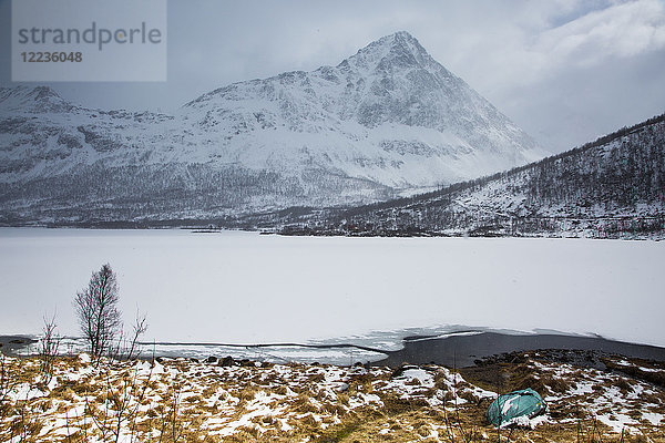 Ruhige  abgelegene  schneebedeckte Berge und Fjord  Austpollen  Hinnoya  Norwegen