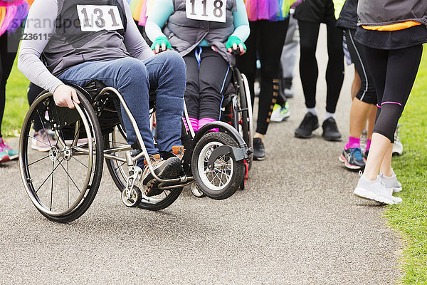 Frau im Rollstuhl beim Charity-Rennen