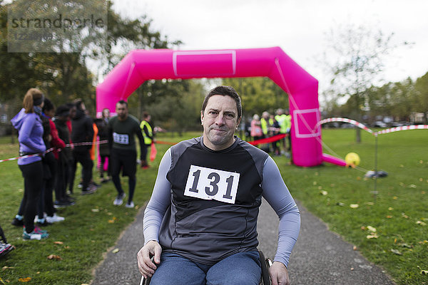 Porträt eines selbstbewussten Mannes im Rollstuhl beim Charity-Rennen