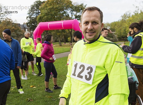 Porträt selbstbewusster Läufer beim Charity-Lauf im Park