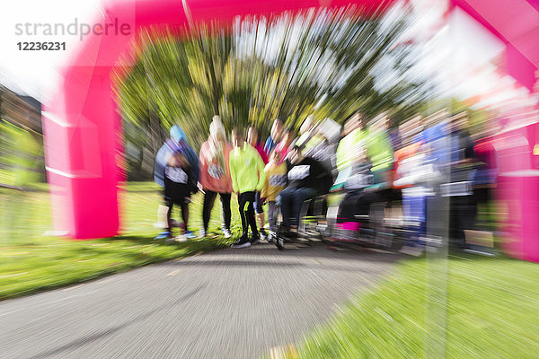 Defokussierte Sicht auf die Läufer beim Charity-Laufstart