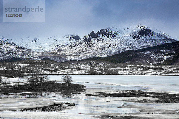 Ruhige schneebedeckte Berge über dem Fjord  Kavasen  Langoya  Vesteralen  Norwegen