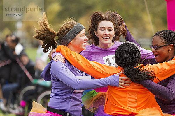 Enthusiastische Läuferinnen beenden Benefizlauf  feiern