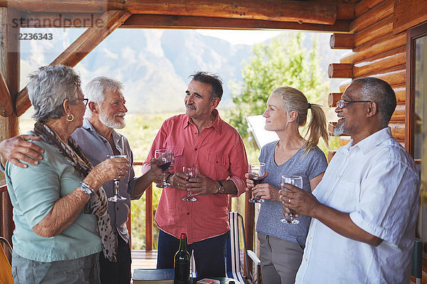 Aktive Seniorenfreunde beim Weintrinken auf dem Hüttenbalkon