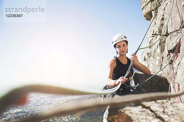 Portrait selbstbewusste Klettererin mit Seilen