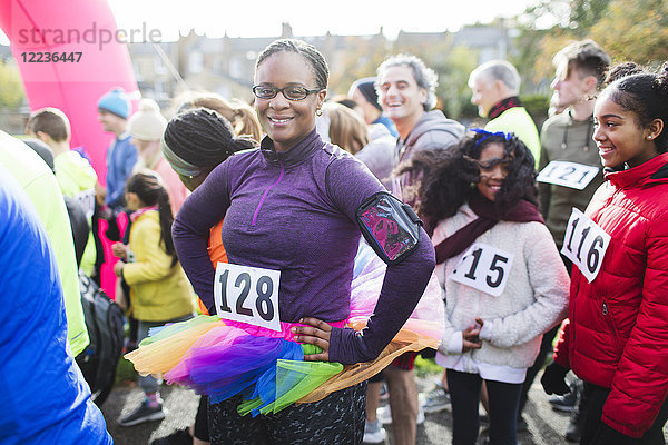 Porträtbewusste Läuferin mit Tutu am Start beim Charity-Lauf