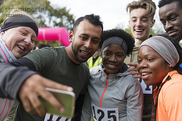 Freundschaftsläufer  die Selfie beim Charity-Lauf nehmen