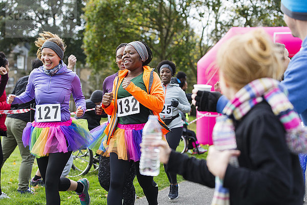 Läuferinnen im Tutus beim Charity-Rennen im Park