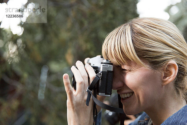 Lächelnde Frau mit Kamera