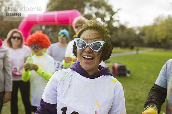 Portrait verspielte Läuferin mit alberner Sonnenbrille beim Charity-Lauf im Park