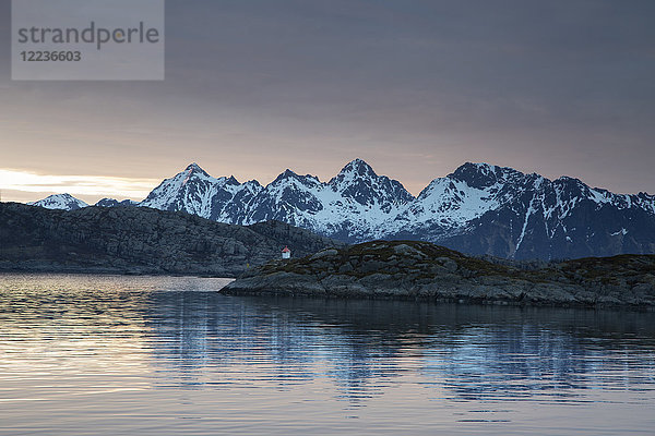 Ruhige Aussicht auf verschneite Berge jenseits des Fjords  Maervoll  Lofoten  Norwegen
