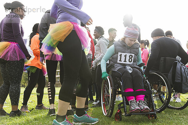 Frau im Rollstuhl beim Charity-Rennen im Park