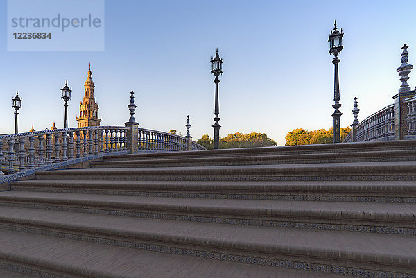 Spanien  Andalusien  Sevilla  Treppe auf der Plaza de Espana in der Morgendämmerung