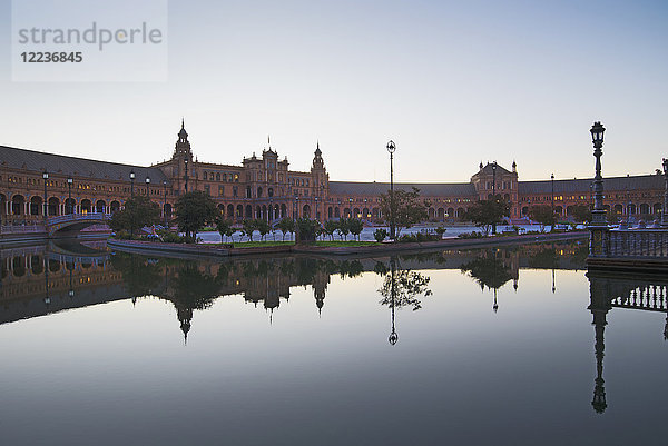Spanien  Sevilla  Plaza De Espana mit Spiegelung im Teich bei Sonnenaufgang