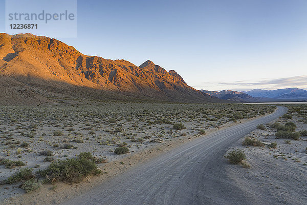 USA  Kalifornien  Leere Straße im Death Valley National Park