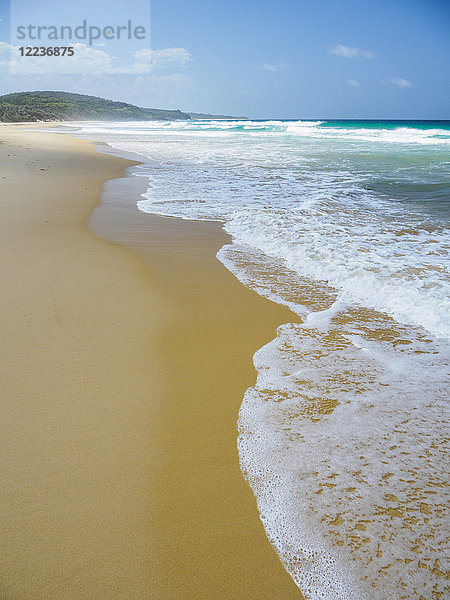 Australien  New South Wales  Bermagui  Blick auf das Meer und den Sandstrand