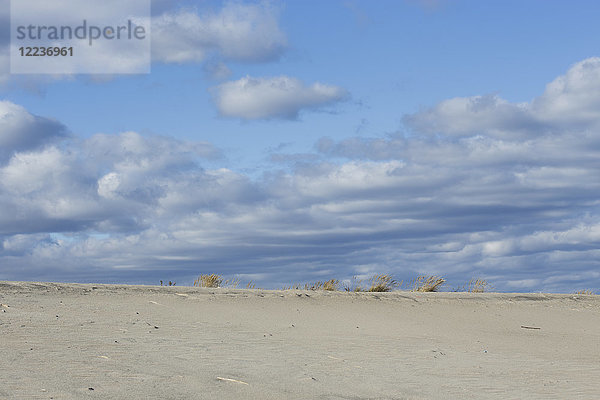 Wolken über Sanddünen am Strand
