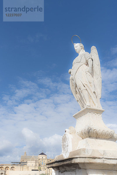 Spanien  Andalusien Cordoba  Statue von San Rafael gegen Wolken