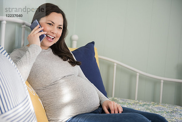 Schwangere Frau mit Smartphone