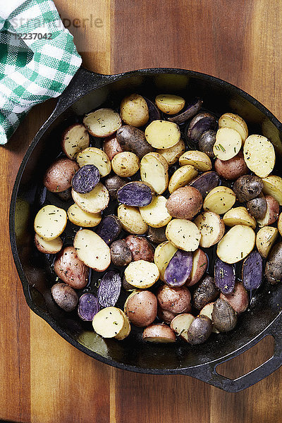 Nahaufnahme von gebratenen Kartoffeln in der Pfanne auf dem Tisch