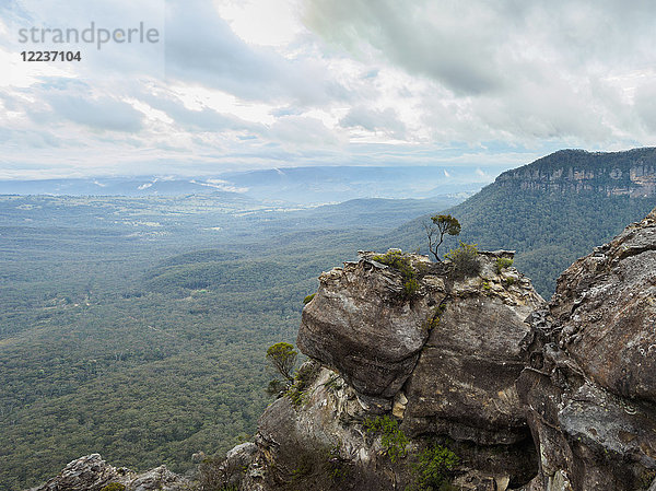 Australien  New South Wales  Katoomba  Weites Tal umgeben von hohen Felsen