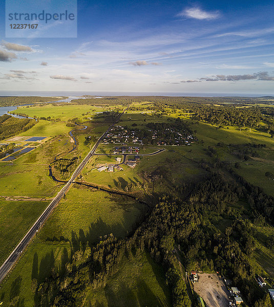 Australien  New South Wales  Moruya  Landschaft mit Stadt und Fluss