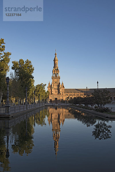 Spanien  Andalusien  Sevilla  Turm auf der Plaza de Espana spiegelt sich im Wasser