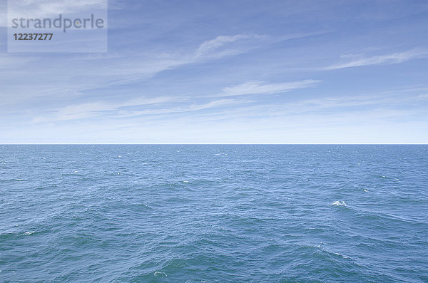 Blaue Meereslandschaft mit Horizont über dem Atlantischen Ozean