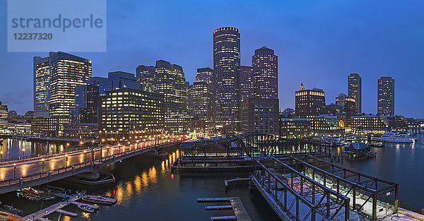 USA  Massachusetts  Boston  Stadtpanorama am Wasser in der Abenddämmerung