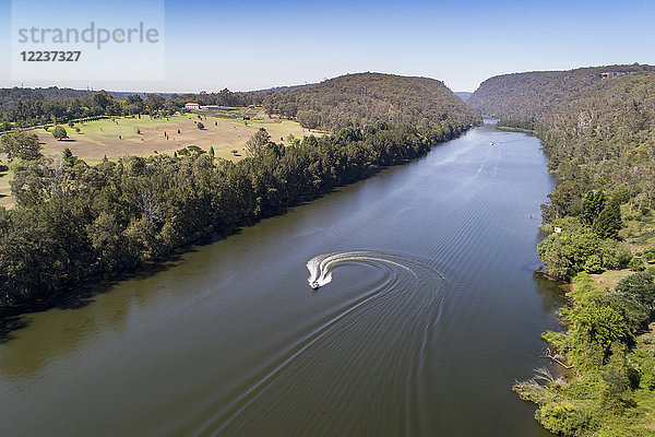 Australien  Sydney  Motorboot auf dem Nepean River