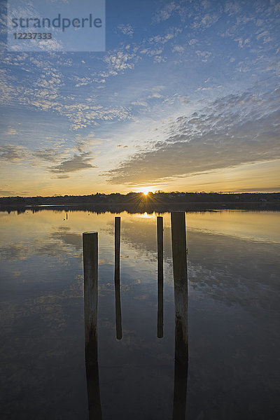 USA  Massachusetts  Cape Cod  Eastham  Anlegestellen im See bei Sonnenaufgang