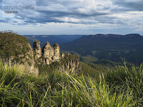 Australien  New South Wales  Blue Mountains  Landschaft der Three Sisters und Bergkette im Hintergrund