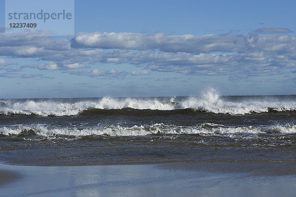 Wellen plätschern auf den Strand