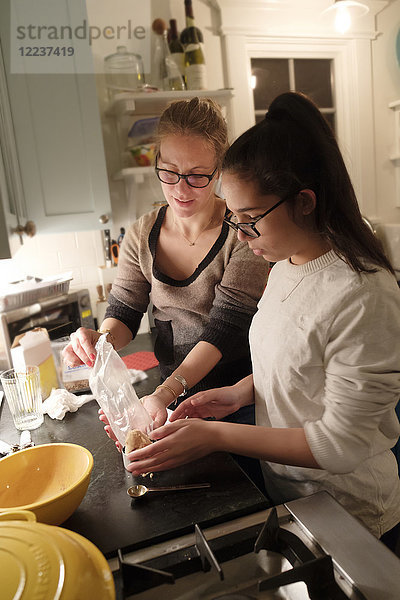 Mutter und Tochter kochen in der Küche