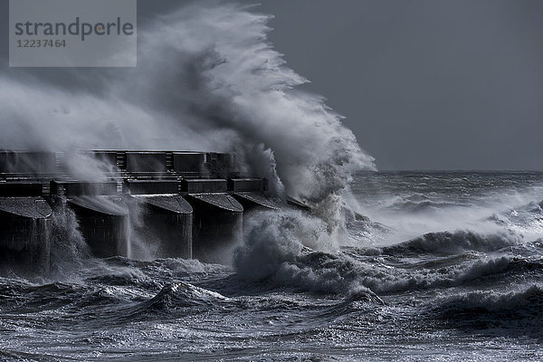 Sturm an der Küste  Brighton  Sussex  England  Großbritannien  Europa