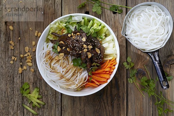 Thai Bowl mit Reisnudeln  Gemüse und Erdnüssen