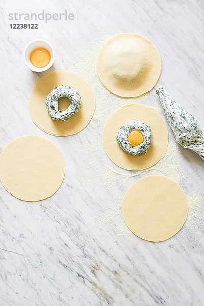 Herstellung von Frühstücksspinat und Ricotta-Ravioli mit Eigelb  unter Verwendung frischer Nudeln